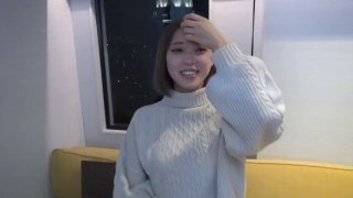 素颜妹子肉肉微胖，童颜巨乳丰满可人，主动展示美粉粉鲍鱼着实诱惑